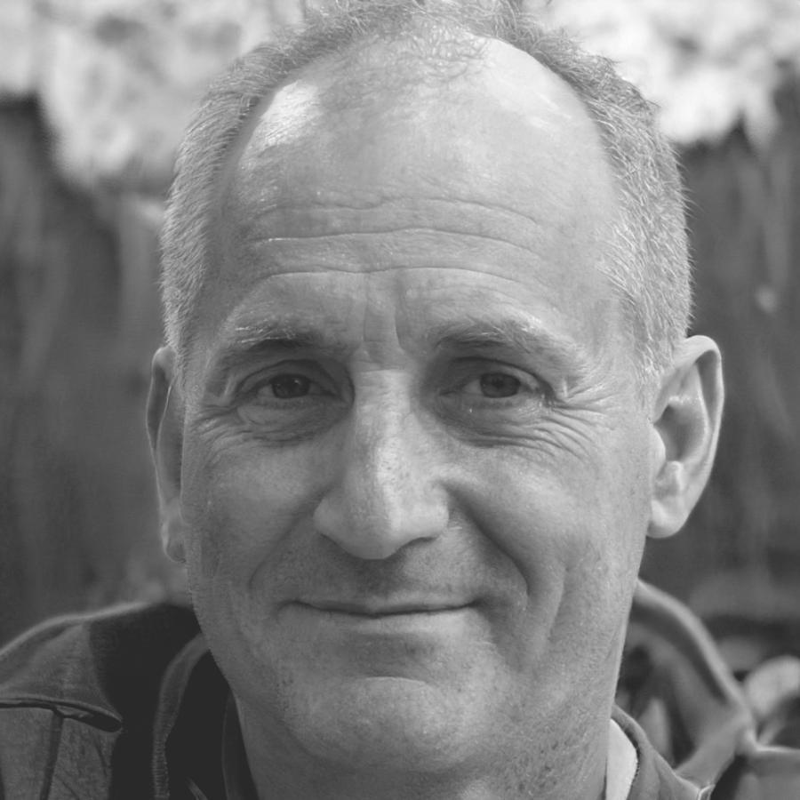 Portrait de Marc Dubois, expert en analyse financière